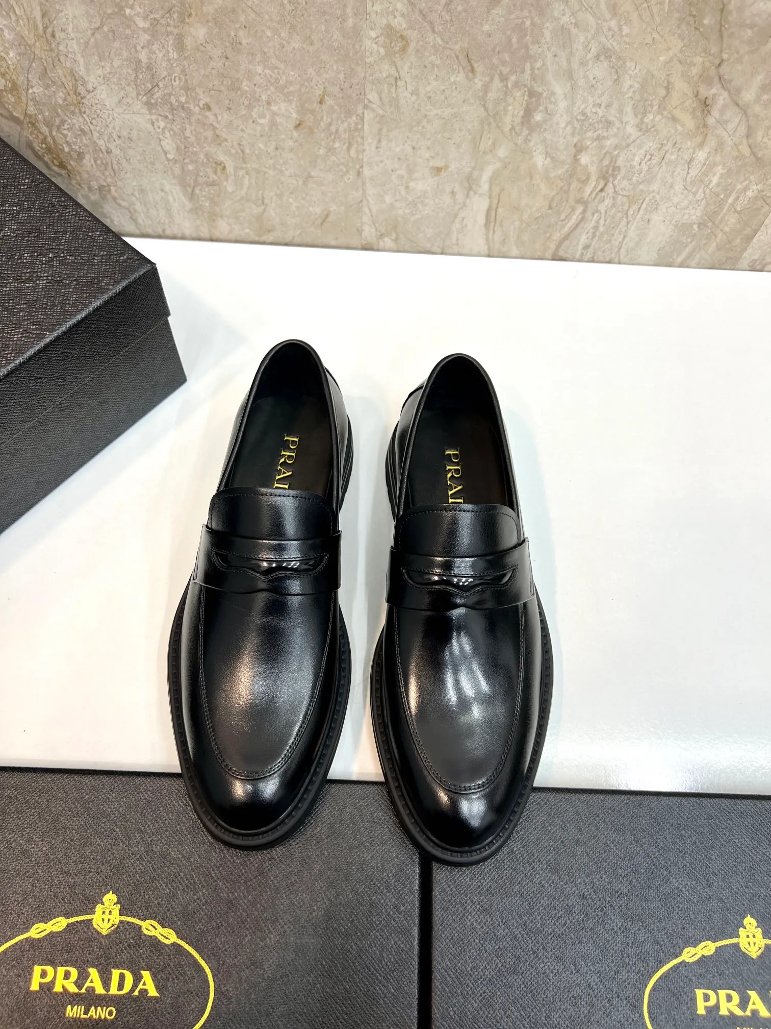 Original order quality: P580 Brand: PRADA (Prada) Standard code: Men's size 38/44 (45 can be customized) Grade: Same style as the official website High-quality men's shoes Material: Original cowhide Water-dyed cowhide lining Rubber outsole Style categories: Men's fashionable formal leather shoes Slip-on men's shoes series Young fashion European and American trends British style Top luxury Color: Actual picture